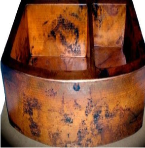 Évier de ferme en cuivre avec un médaillon central floral et orné de volutes, profondément sculpté et encadré sur le rebord, en gros. - Product Image 2