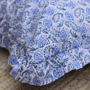 Housse de coussin carrée bohème décorative en coton 100% fait main, écologique, à volants floraux bleus, pour la maison - Product Image 3
