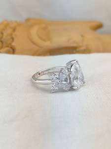Anillo de Diamantes con Corte Pera y Piedras Laterales en Oro Blanco |   Anillo de Compromiso Nupcial Moderno y de Lujo |   Regalo de Aniversario de Bodas para Esposa - Product Image 3