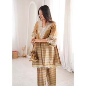 Ensemble de costume brodé bicolore pour femme avec travail de miroir Batwa - Product Image 5