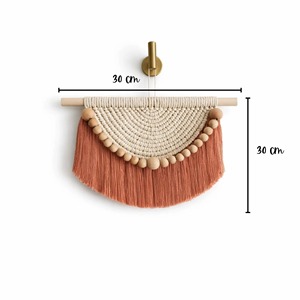 Elegante colgante de pared de macramé con detalles de cuentas de madera para decoración de pared de cocina, agrega un toque cálido y artesanal a espacios de cocina. - Product Image 3