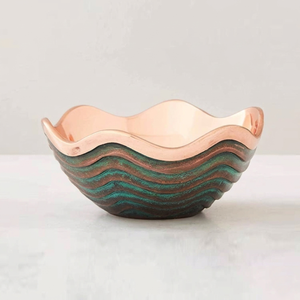 Superbe bol en cuivre avec extérieur ondulé vertigineux ajoute un charme côtier artisanal à votre décoration intérieure pour servir les aliments. - Product Image 1
