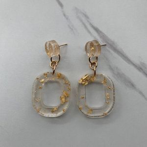 Boucles d'oreilles classiques en résine à clipser pour femmes, motif personnalisé pour les occasions de fête - Product Image 3