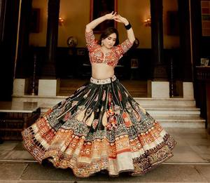 Lehenga Choli traditionnel en coton mousseline orange, longueur ras du sol, réversible, avec imprimé numérique en relief et travail de miroir, tenue ethnique pour - Product Image 1