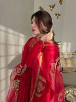 Robe longue en soie Chinon rouge foncé traditionnelle avec dentelle à sequins de 5 mm et broderies Zari, col en V, pantalon et dupatta Latkan – Collection Hiver/Automne Premium