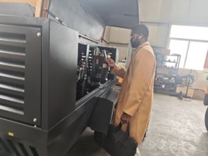 Moteur Cummins 112kw 400 CFM 12bar <span class=keywords><strong>compresseur</strong></span> d'air portable à double porte 380V diesel pour le forage de minerai de mine et le <span class=keywords><strong>sablage</strong></span> - Product Image 5