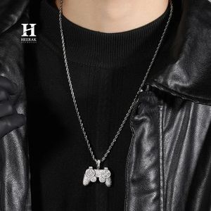 Pendentif Manette de Jeu Hip Hop Iced Out Personnalisé avec Diamant de Laboratoire Véritable, en Argent Sterling Plaqué Or Jaune, Collier Breloque Gaming Bling - Product Image 1
