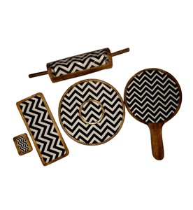 Ensemble de cuisine en bois imprimé Chevron chic plateau à pâtisserie miroir et accessoires de cuisine fonctionnels plus élégants - Product Image 1