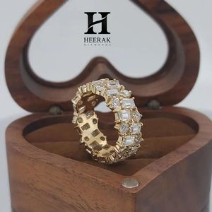 Anillo de Eternidad de Lujo con Diamantes Cultivados en Laboratorio con Corte Esmeralda, Oro Amarillo de 14K, Diseño de Mosaico Ancho con Múltiples Piedras Escalonadas - Product Image 2