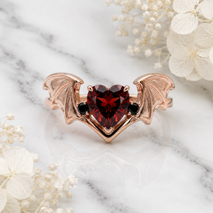 Anillo de compromiso con gema de granate talla corazón engastada en púas, chapado en oro rosa, plata de ley 925 maciza, anillo gótico con alas de murciélago - Product Image 1