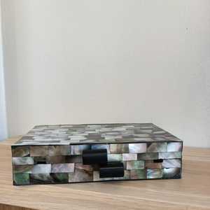 Pochette de soirée de luxe artisanale en nacre incrustée, avec un design élégant et distinctif - Product Image 2