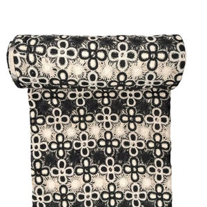 Tela de encaje químico GPO transpirable de la mejor calidad, ligera, peinada, con diseño floral de 4 pétalos en blanco y negro. - Product Image 1