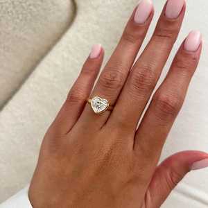 Bague de fiançailles unique avec diamant de laboratoire en forme de cœur de 2 carats, sertie dans un serti clos, or jaune 14 carats massif, certifiée IGI - Product Image 6