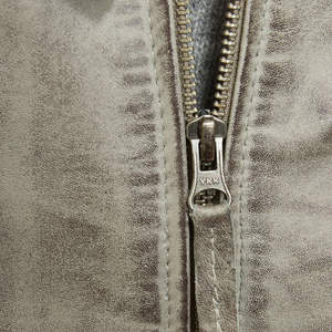 Veste en cuir décontractée pour homme avec logo sur le devant, design imperméable et écologique pour les voyages en plein air et l'usage quotidien - Product Image 4