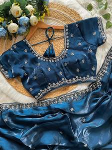 Sari indien de luxe exclusif en satin de soie élégant avec broderie à la main et sequins, tenue de fête et de soirée tendance - Product Image 3