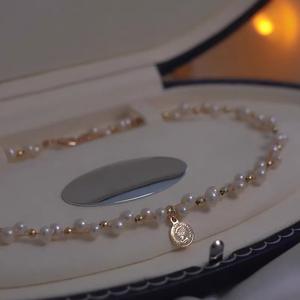 สร้อยคอมุกน้ำจืดธรรมชาติขนาด 4-5 มม. ดีไซน์แฟชั่นสไตล์นางฟ้า พร้อมสายถักลายเหรียญทอง ความยาวระดับไหปลาร้า - Product Image 5