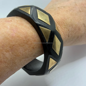 Bracelets en bois élégants pour femmes et filles avec des breloques en laiton et un revêtement spécial pour une longue durée de vie traditionnelle Indo Western Indian - Product Image 4