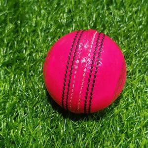 Ballon de cricket promotionnel de qualité supérieure, 5,5 onces, 5 couches, en cuir tanné à l'alun, rose, pour matchs de cricket - Product Image 1