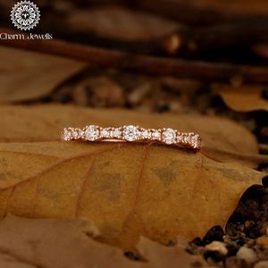 Bague de fiançailles classique pour femme Charm Jewells, trois pierres en moissanite taille coussin, monture à griffes en argent 18 carats, certifiée IGI, 3g - Product Image 4