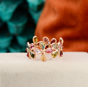 แหวนดอกทัวร์มาลีนหลากสีธรรมชาติประดับเพชรในทองคำแท้ 18K สีเหลือง – แหวนพลอยรูปกลุ่มดอกไม้ - Product Image 5