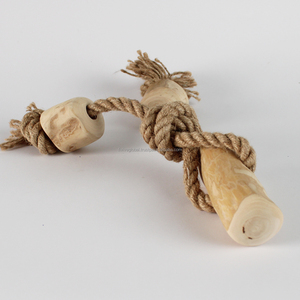 Tres mordedores de madera de café natural combinados con un diseño de cuerda para promover una masticación saludable, el cuidado dental y el juego duradero. - Product Image 2