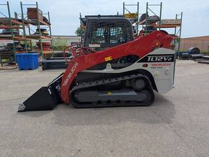 Chargeuse compacte sur chenilles Takeuchi TL12V2 2024 avec godet de terrassement de 0,12 m³ de capacité, rouge et blanc, équipement de construction - Product Image 6