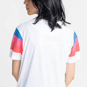 Camiseta Blanca para Mujer con Bloques de Color y Rayas Arcoíris en las Mangas, Cuello Redondo, Casual, Manga Corta, 100% Algodón Jersey - Product Image 3