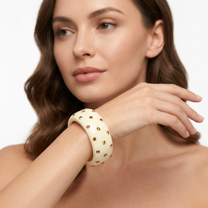 Brazalete de Resina Crema Hecho a Mano con Diseño Floral de Color Personalizado y Puntos Dorados, Joyería Artesanal de Moda para el Regreso a Clases - Product Image 1