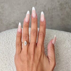 Anillo de Compromiso Clásico con Diamante Cultivado en Laboratorio de Corte Marquesa de 1 Quilate, Certificado IGI, E-VVS2, Solitario con Halo Oculto, Banda de Oro Sólido de 14k - Product Image 1