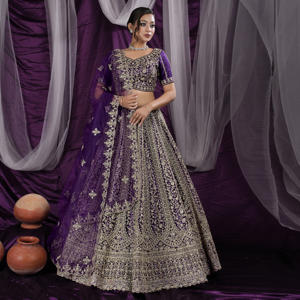 Lehenga Choli en tulle avec broderies florales épaisses, chemisier structuré et dupatta à ourlet festonné pour les grandes occasions - Product Image 1