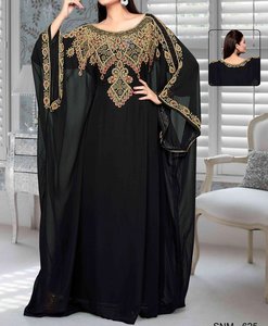 ชุดราตรีสีดำปักลายทองที่คอเสื้อ แขนยาว ยาวถึงพื้น ผ้าโพลีเอสเตอร์ ไซส์ใหญ่ สำหรับผู้หญิงตะวันออกกลาง - Product Image 1