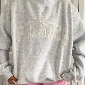 เสื้อสเวตเชิ้ตคอเต่าทรงหลวมพิมพ์ลายลำลองสำหรับฤดูหนาวและฤดูใบไม้ผลิ ผลิตจากผ้าฝ้าย 100% เป็นมิตรต่อสิ่งแวดล้อม ผ่านกระบวนการซักด้วยเอนไซม์ - Product Image 1