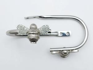 Sujetadores de cortinas con diseño de abeja y acabado dorado, perfectos para ventanas del hogar, añaden un toque decorativo mientras controlan la luz y la privacidad. - Product Image 3