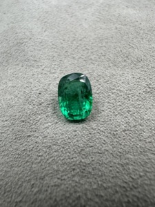 Magnifique émeraude zambienne naturelle verte intense, taille coussin, 2,40 carats, pierre précieuse non montée pour la création de bijoux - Product Image 4