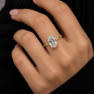 Bague en diamant de laboratoire ovale taille brillant de 2 carats certifiée IGI, avec halo caché, bande en or gravée et pierres d'accentuation bleues - Product Image 4