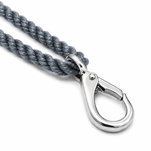 Cordón de poliéster premium trenzado gris con detalles naranjas y clip metálico para tarjetas de identificación, llaves y credenciales. - Product Image 5