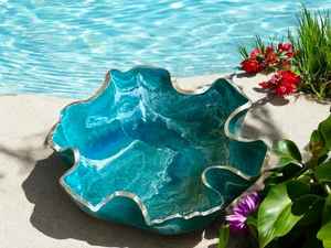 Petite coupelle décorative en résine époxy bleue, design géode, faite à la main - Product Image 3