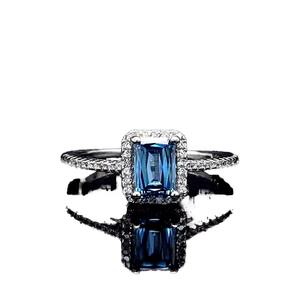 Bague de fiançailles en diamant de laboratoire taille émeraude en platine, or 18 carats, or 14 carats, pavé de diamants, élégante bague de demande en mariage pour femme - Product Image 1