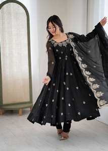 Traje Anarkali de Georgette Negro de Lujo con Bordado Zari Plateado – Conjunto Étnico de Diseñador de 3 Piezas para Fiestas Nocturnas y Bodas - Product Image 6