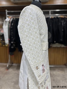 Traje Sherwani Imperial de Seda Vergo Color Marfil con Guirnalda Varmala, Rejilla Floral Estrellada y Kamarpatti para Rituales de Intercambio - Product Image 6