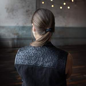 Chaleco Vaquero de Motociclista para Mujer, Modelo MDL4052 'Skelly' en Cuero Negro con Bordado de Calavera, 2025 - Product Image 4