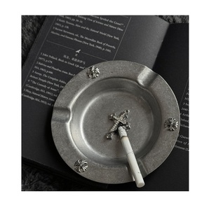 Cendrier en métal résistant au vent avec base lourde, construction durable et finition lisse pour une utilisation en extérieur et sur terrasse. - Product Image 1