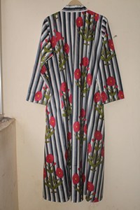 Vestido largo de algodón con estampado a mano para mujer, gris con rayas y flores rojas, corte holgado, cuello en V. - Product Image 2