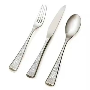 Ensemble de couverts de cuisine moderne en acier inoxydable, parfait pour une mise en scène de table tendance et les repas quotidiens - Product Image 2