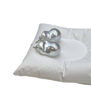 Boucles d'oreilles baroques en or 18 carats, perles d'eau douce naturelles françaises, perles exagérées, niche, niches - Product Image 5