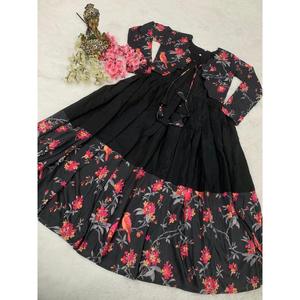 ชุดผ้าไหมพิมพ์ลายแฟนซีโรมันพร้อมโกติสีดำ - Product Image 4