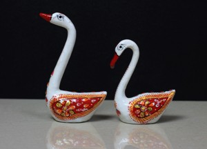 Nirmala Handicrafts - Juego de Estatuas de Cisnes de Metal, Hechas a Mano en India, con Trabajo de Esmalte, Pájaros del Amor, Artículo de Regalo, Decoración para Mesa o Escritorio - Product Image 5