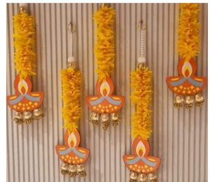 Décoration murale traditionnelle de Diwali avec guirlande de marigolds et motif Diya pour la décoration intérieure du salon. - Product Image 5