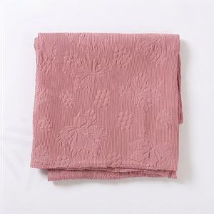 Pañuelos Hijab de Chifón Plisado con Diseño Elegante para Mujeres Musulmanas, Venta al Por Mayor Personalizada, Hijab de Chifón con Logo y Flores Arrugadas, Chal Suave - Product Image 4