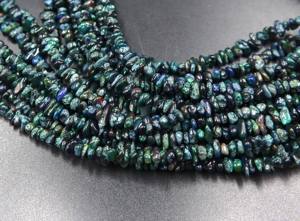 Perles d'opale éthiopienne noire naturelle multi-arc-en-ciel, opale à forme brute non taillée, environ. 6x2MM à 4x3MM Longueur de 16 pouces - Product Image 4